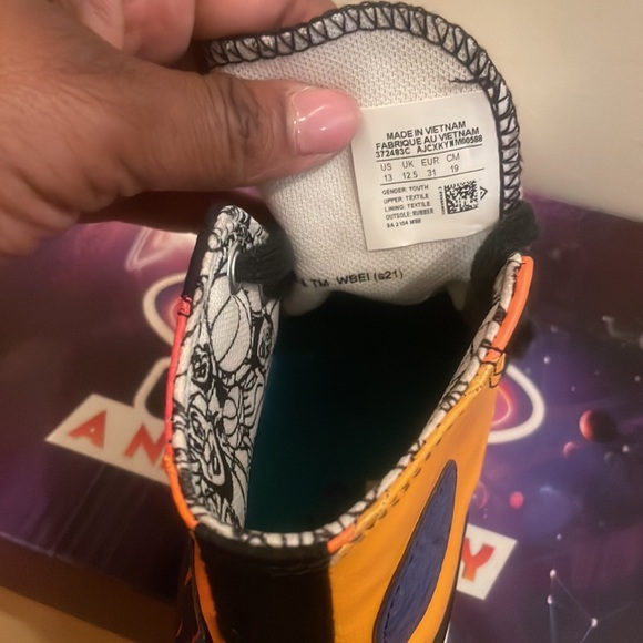 Space Jam Converse worn one time/ two laces - Picture 5 of 8